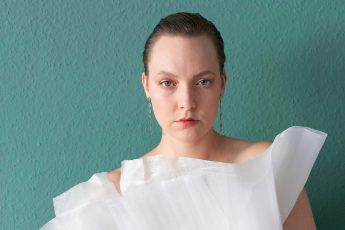 sustylery: Portrait Foto Frau mit Plastik-Verpackung als Kleidung